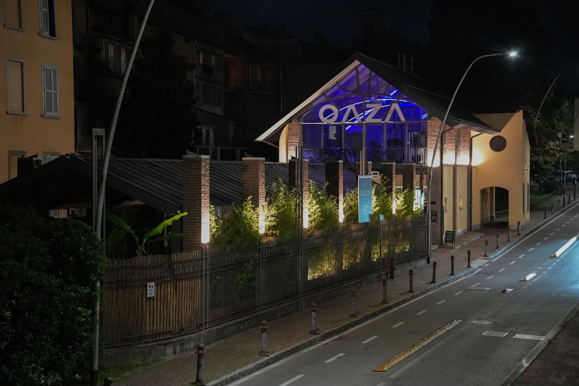 Atleta che corre di notte in città